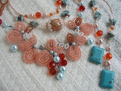 ターコイズにオレンジ色の花