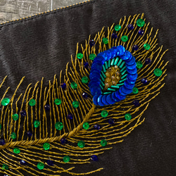 ビーズとスパンコールの孔雀の羽刺繍のポーチ 4枚目の画像