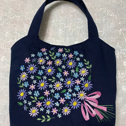 小花の花束刺繍のトートバッグ 1枚目の画像