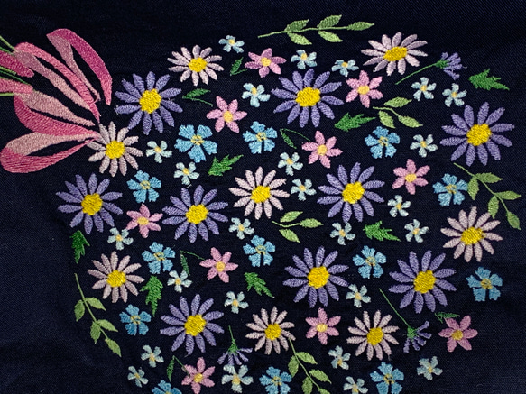 小花の花束刺繍のトートバッグ 4枚目の画像