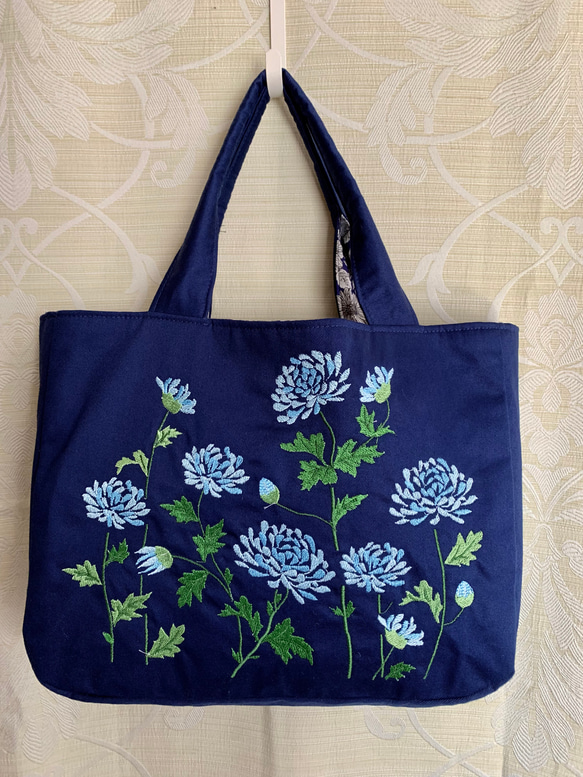 菊の花刺繍のトートバッグ トートバッグ AZmama 通販 12421010