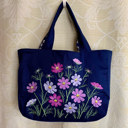 再販秋桜の花刺繍のトートバッグ 1枚目の画像