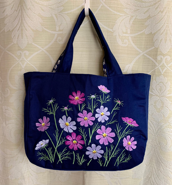 再販秋桜の花刺繍のトートバッグ 1枚目の画像