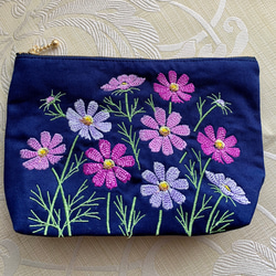 再販秋桜の花刺繍のポーチ 1枚目の画像