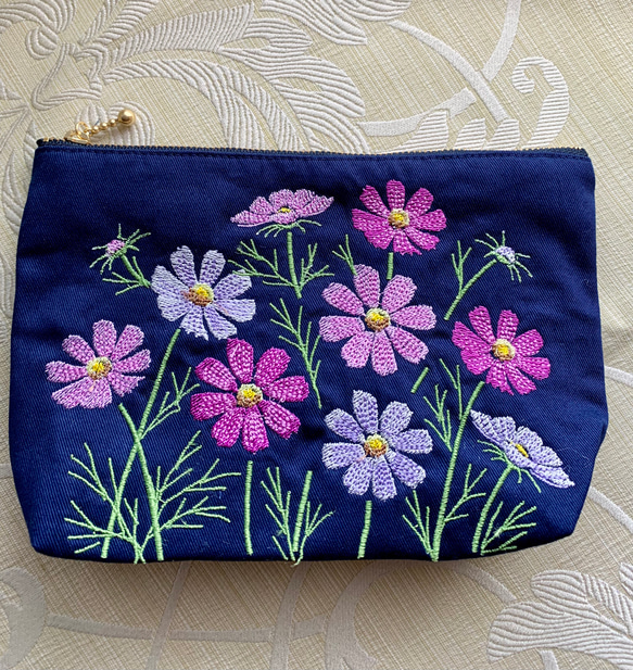 再販秋桜の花刺繍のポーチ 1枚目の画像