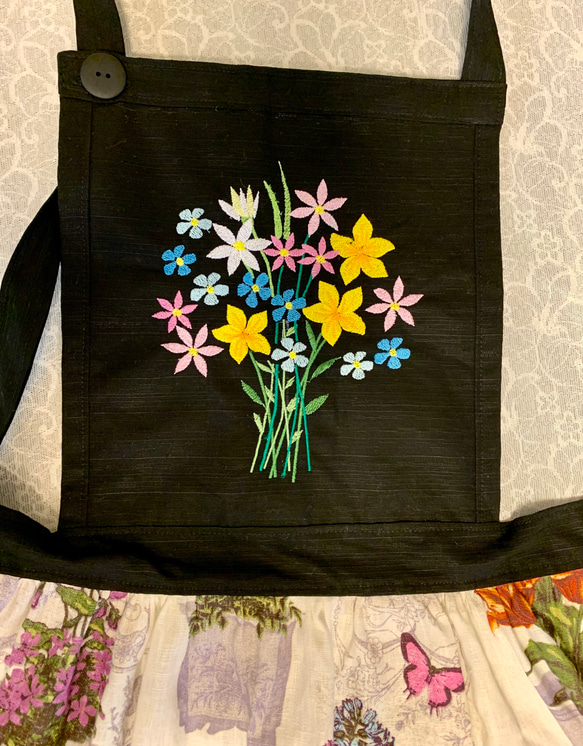 フランス布とお花刺繍のエプロン 3枚目の画像