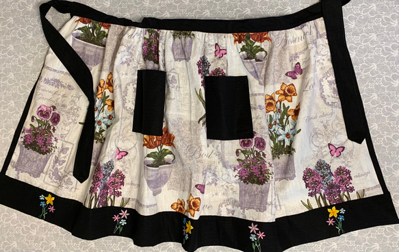 フランス布とお花刺繍のエプロン 4枚目の画像