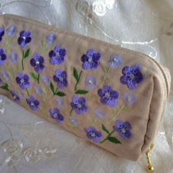 お花刺繍のポーチ(藤色の花) 1枚目の画像
