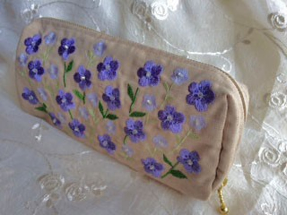 お花刺繍のポーチ(藤色の花) 1枚目の画像