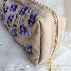 お花刺繍のポーチ(藤色の花) 2枚目の画像