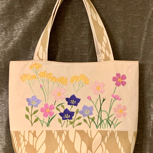 秋の花刺繍のトートバッグ トートバッグ AZmama 通販 12726642