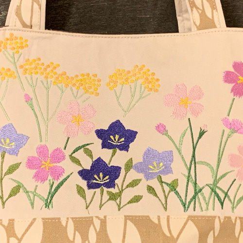 秋の花刺繍のトートバッグ トートバッグ AZmama 通販 12726642