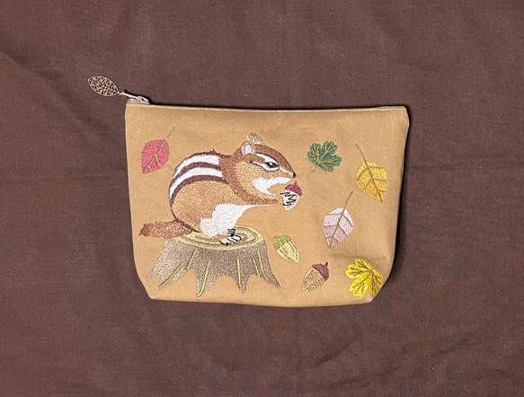 再販　奥山の秋　リス刺繍のポーチ 1枚目の画像