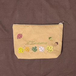 再販　奥山の秋　リス刺繍のポーチ 2枚目の画像