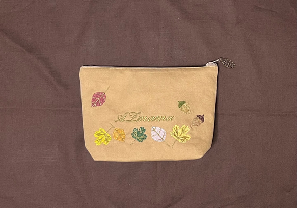 再販　奥山の秋　リス刺繍のポーチ 2枚目の画像