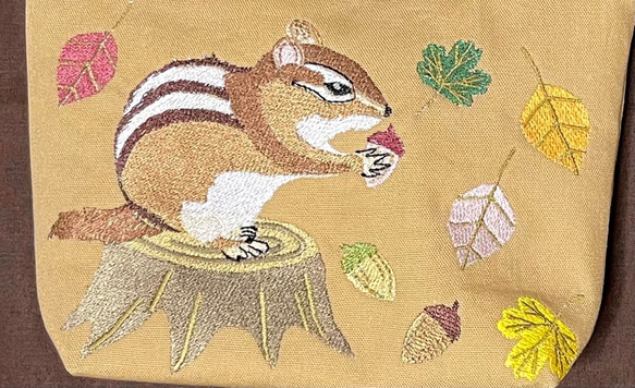 再販　奥山の秋　リス刺繍のポーチ 3枚目の画像