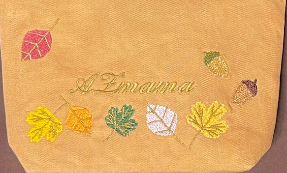 再販　奥山の秋　リス刺繍のポーチ 4枚目の画像