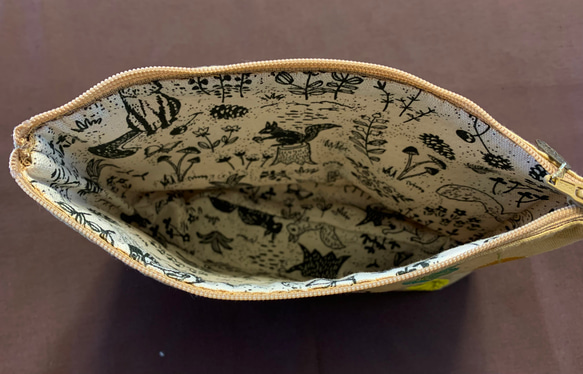 再販　奥山の秋　リス刺繍のポーチ 7枚目の画像