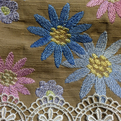 お花刺繍とレースのポーチ(カラフルマーガレット) 3枚目の画像