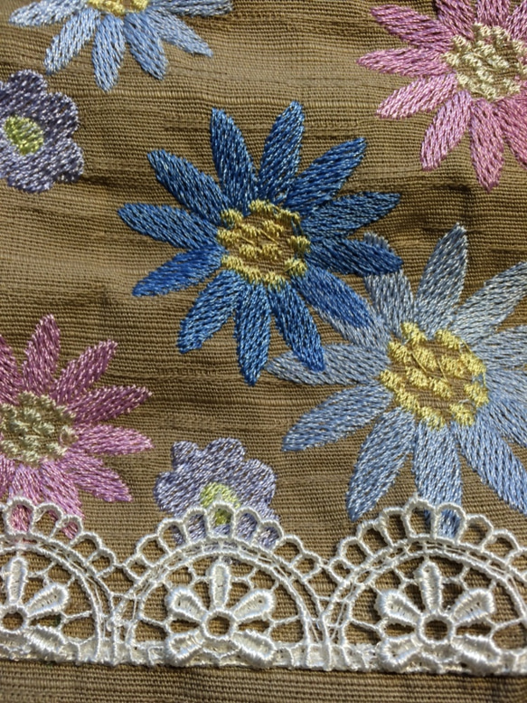 お花刺繍とレースのポーチ(カラフルマーガレット) 3枚目の画像