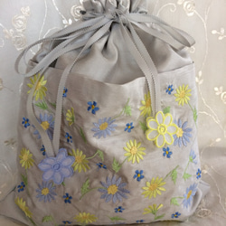 お花刺繍巾着袋(グレーに黄色とブルー) 1枚目の画像