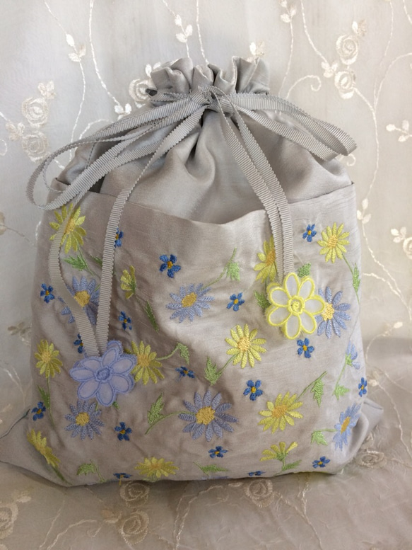 お花刺繍巾着袋(グレーに黄色とブルー) 1枚目の画像