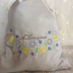 お花刺繍巾着袋(グレーに黄色とブルー) 2枚目の画像