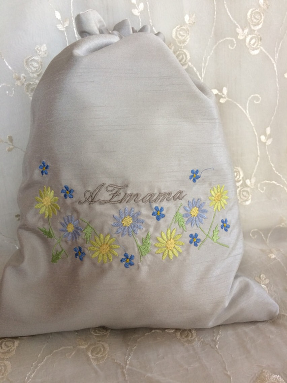 お花刺繍巾着袋(グレーに黄色とブルー) 2枚目の画像