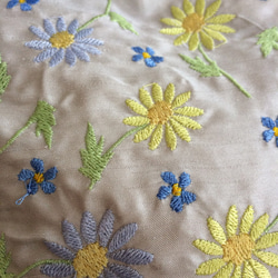 お花刺繍巾着袋(グレーに黄色とブルー) 3枚目の画像