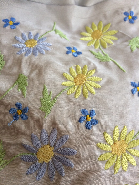 お花刺繍巾着袋(グレーに黄色とブルー) 3枚目の画像