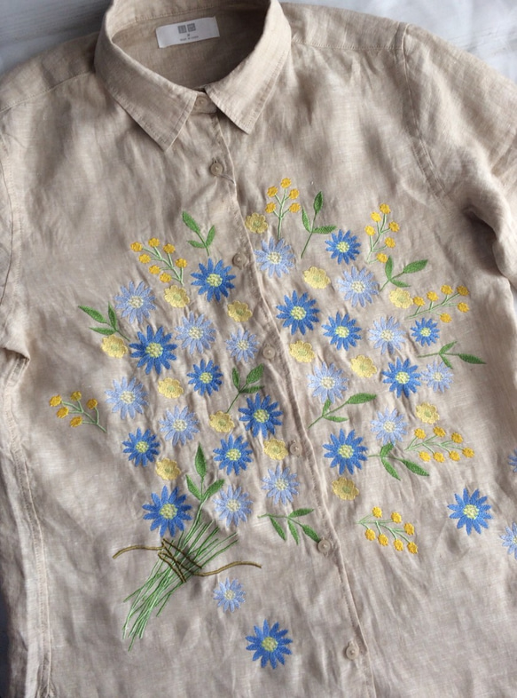 ブルーの花束刺繍のベージュシャツ 2枚目の画像
