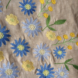 ブルーの花束刺繍のベージュシャツ 3枚目の画像