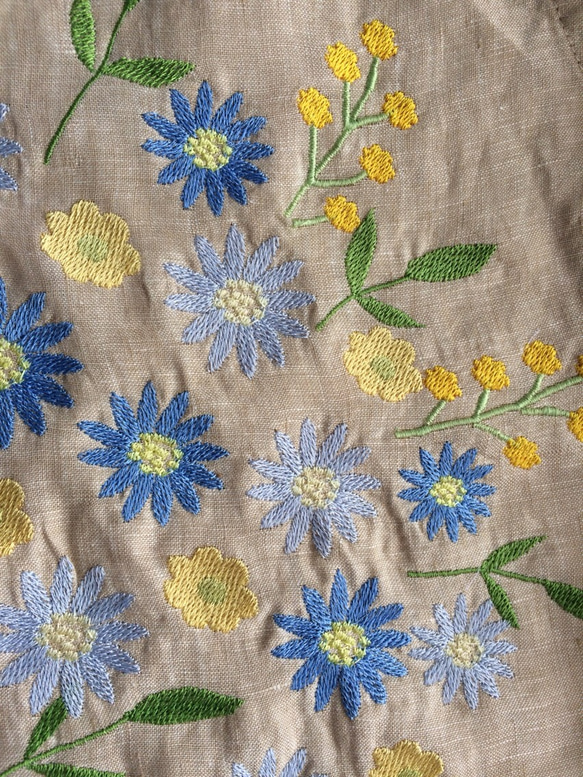 ブルーの花束刺繍のベージュシャツ 3枚目の画像