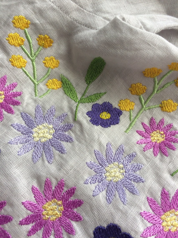 藤色花束の刺繍のグレーシャツ 3枚目の画像