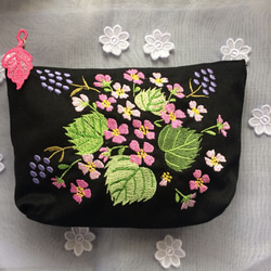 お花刺繍のポーチ(庭の花黒) 1枚目の画像