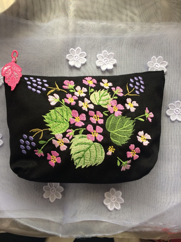 お花刺繍のポーチ(庭の花黒) 1枚目の画像