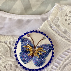 ビーズ刺繍のブローチ(ブルーの蝶々) 2枚目の画像