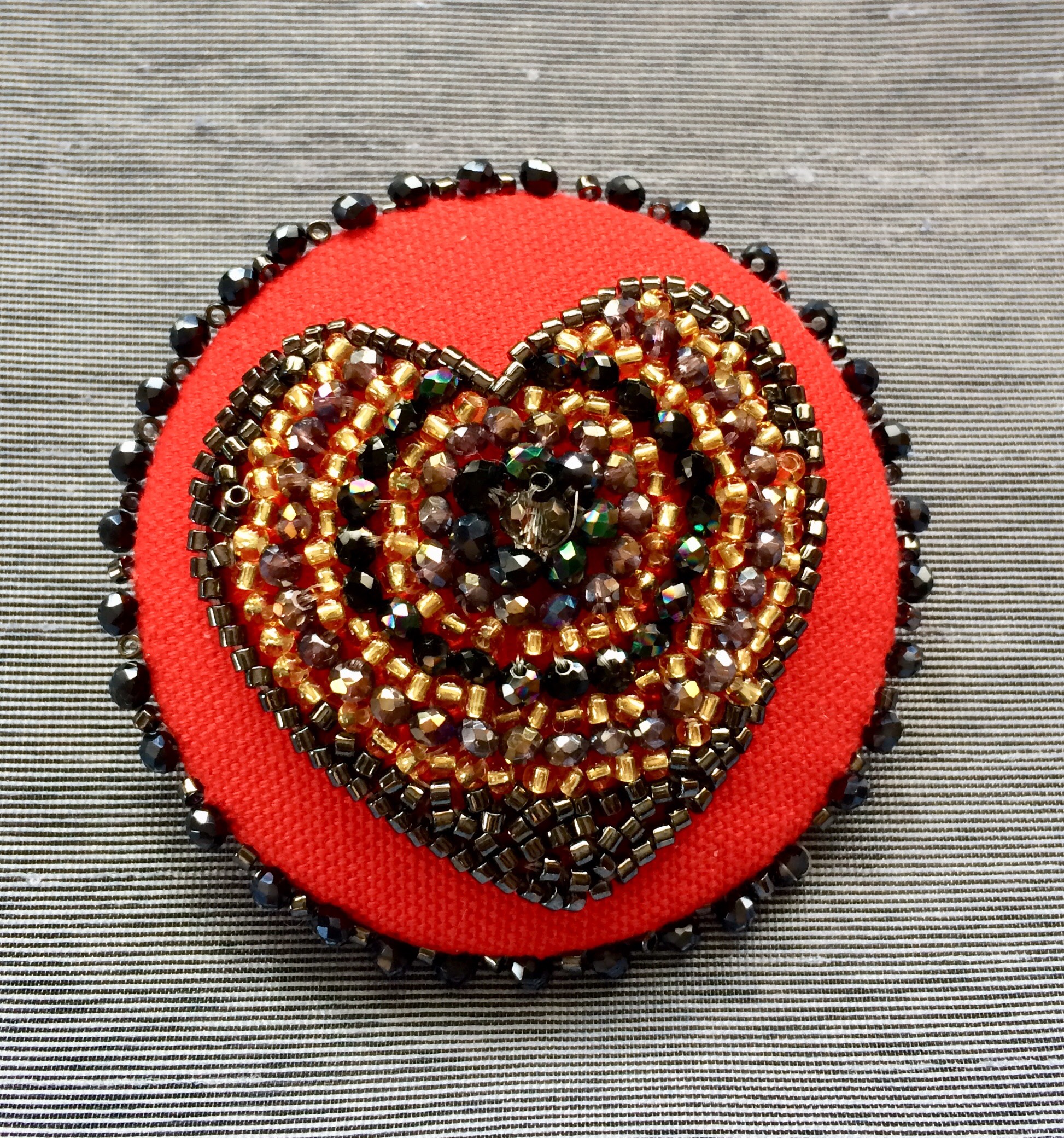 ハンドメイドのテーブルセンター ☆ミュゲです☆ 赤いハートの刺繍