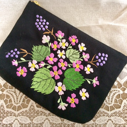 再販  庭の花刺繍のポーチ 1枚目の画像