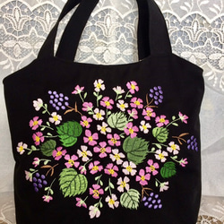 再販  庭の花刺繍のトートバッグ 1枚目の画像
