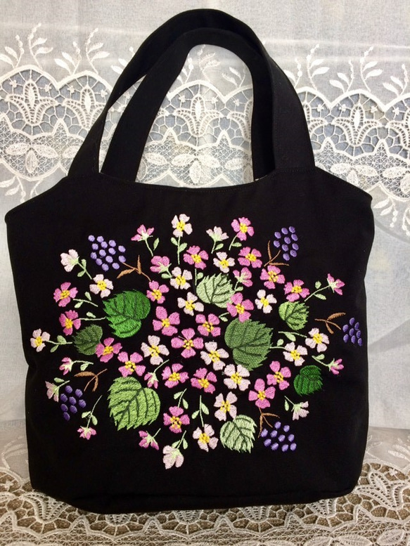 再販  庭の花刺繍のトートバッグ 1枚目の画像