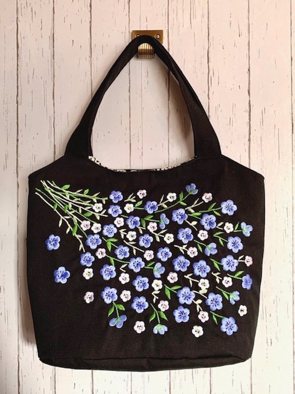 再販　青い花刺繍とビーズのトートバッグ 1枚目の画像