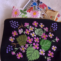 再販 庭の花刺繍のポーチ 4枚目の画像