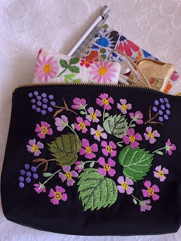 再販 庭の花刺繍のポーチ 4枚目の画像