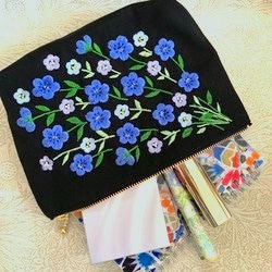 Yuko様ご予約品　再販　青い花の刺繍とビーズのポーチ 4枚目の画像