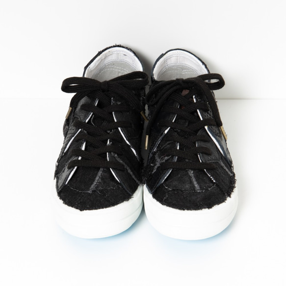 獨一無二的作品，尺寸 25.0 厘米，高於黑色牛仔皮革定制運動鞋 第2張的照片