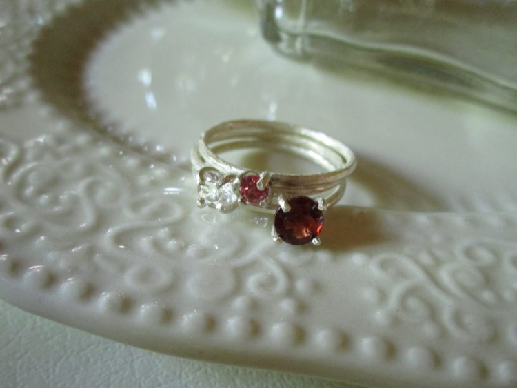 （11号）ガーネットたちの3本組リング