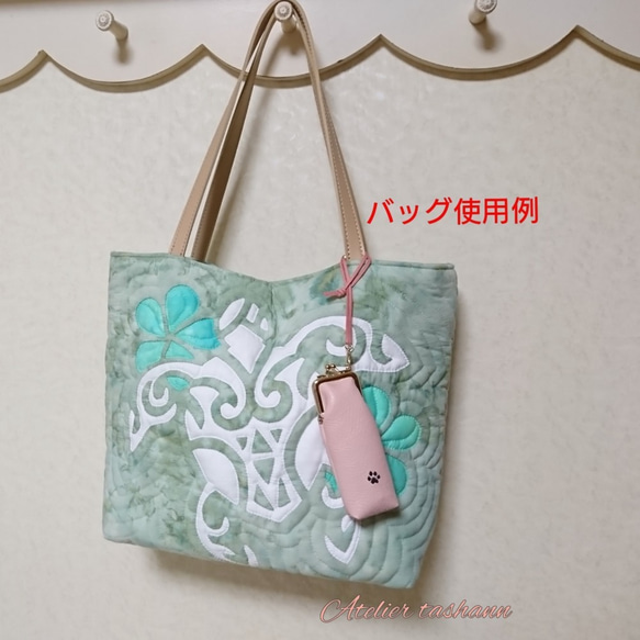 小さな手刺繍ポーチ✿肉球✿スプレーボトル付ミニがま口✿ベージュ 4枚目の画像