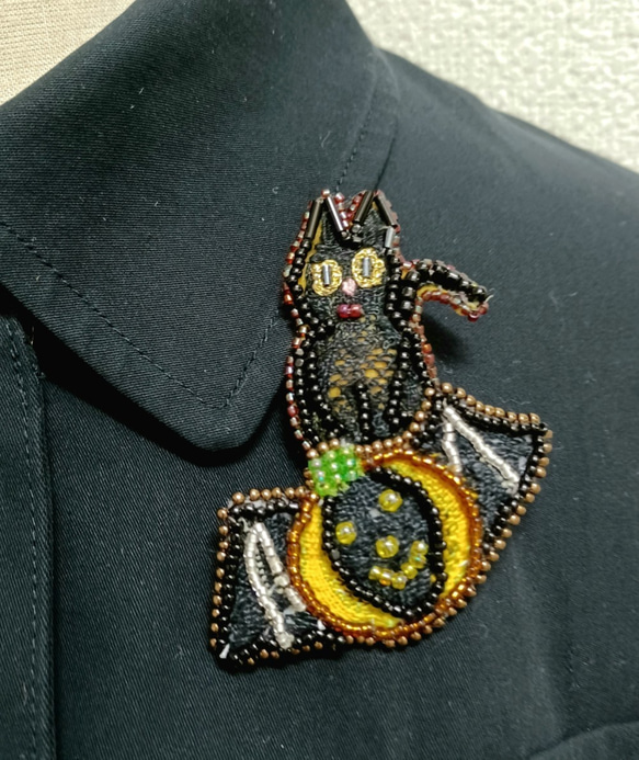 ハロイン　大人可愛いブローチ　猫❣　　☆ボビンレースのベースにビーズ刺繡 3枚目の画像