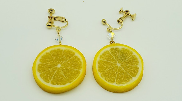 レモン（片面細工）小サイズ☆リアルな食品サンプルのフルーツイヤリング 4枚目の画像